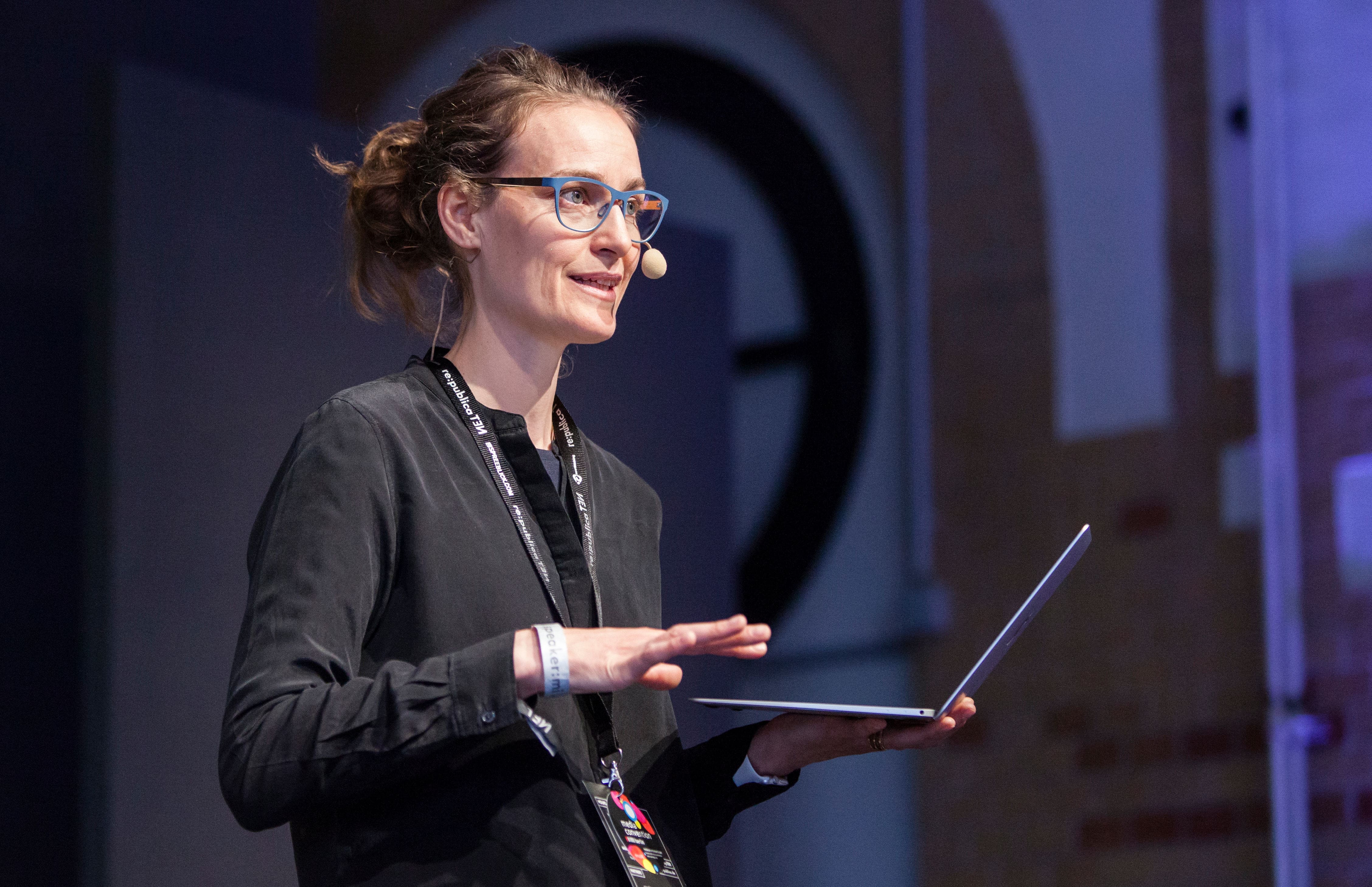 Ida Tin — empreendedora e escritora dinamarquesa da Internet, co-fundadora e CEO do aplicativo de rastreamento de menstruação para mulheres, Clue. 